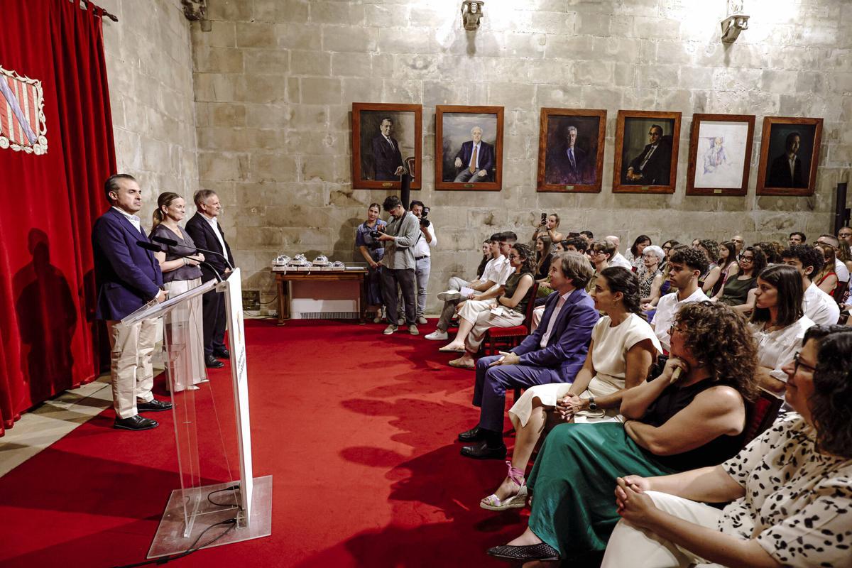 FOTOS | Prohens y Vera blindan la «cultura del esfuerzo» frente a una LOMLOE «fallida» al premiar a los mejores alumnos de la PBAU 2026