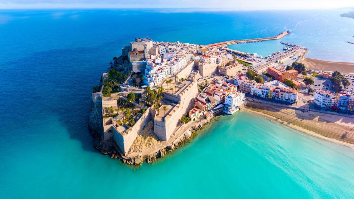 La fortaleza se eleva sobre el peñón que se extiende en la costa de Castellón.