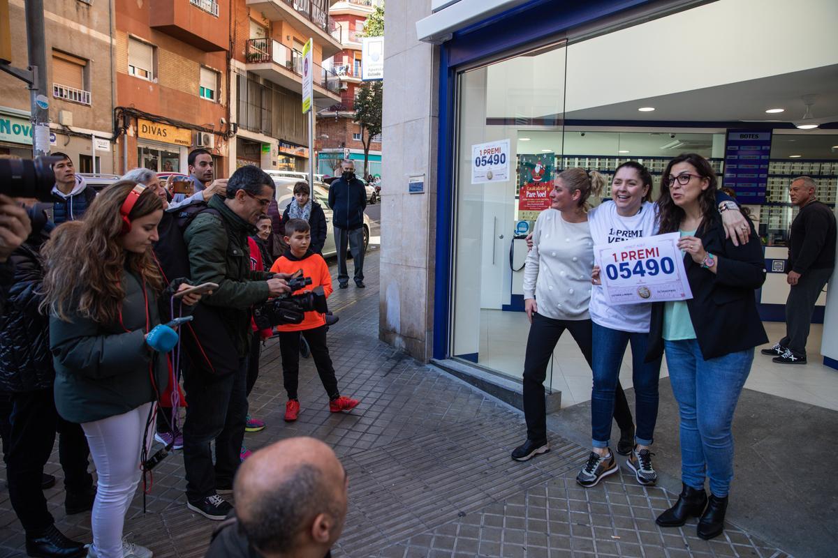 Celebración del Gordo de Navidad en la administración número 13 de LHospitalet de Llobregat.