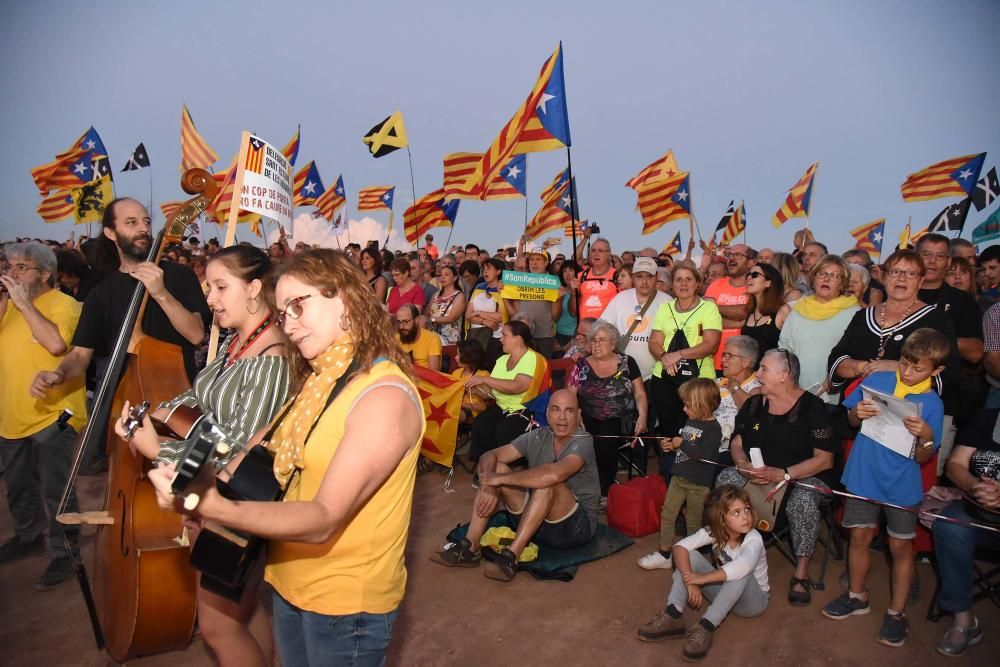 Una multitud omple Lledoners com mai en la vigília de 1-O