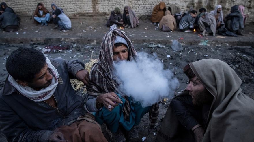 Imagen de archivo de un fumadero callejero de heroína en Kabul.