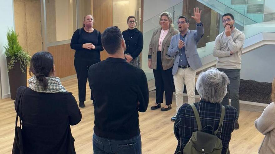 El alcalde, Adolfo González, durante la visita al centro.