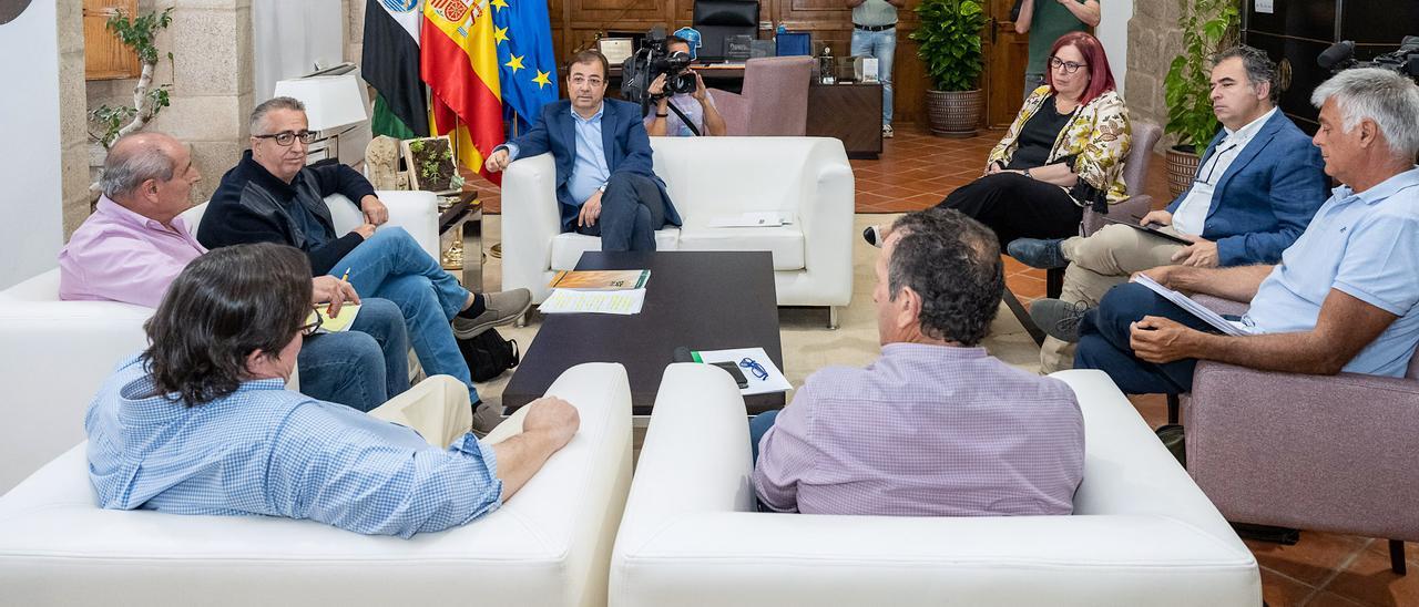 El presidente de la Junta, Guillermo Fernández Vara, y la consejera de Agricultura, Begoña García Bernal, reunidos con los representantes de la Opas en Mérida.