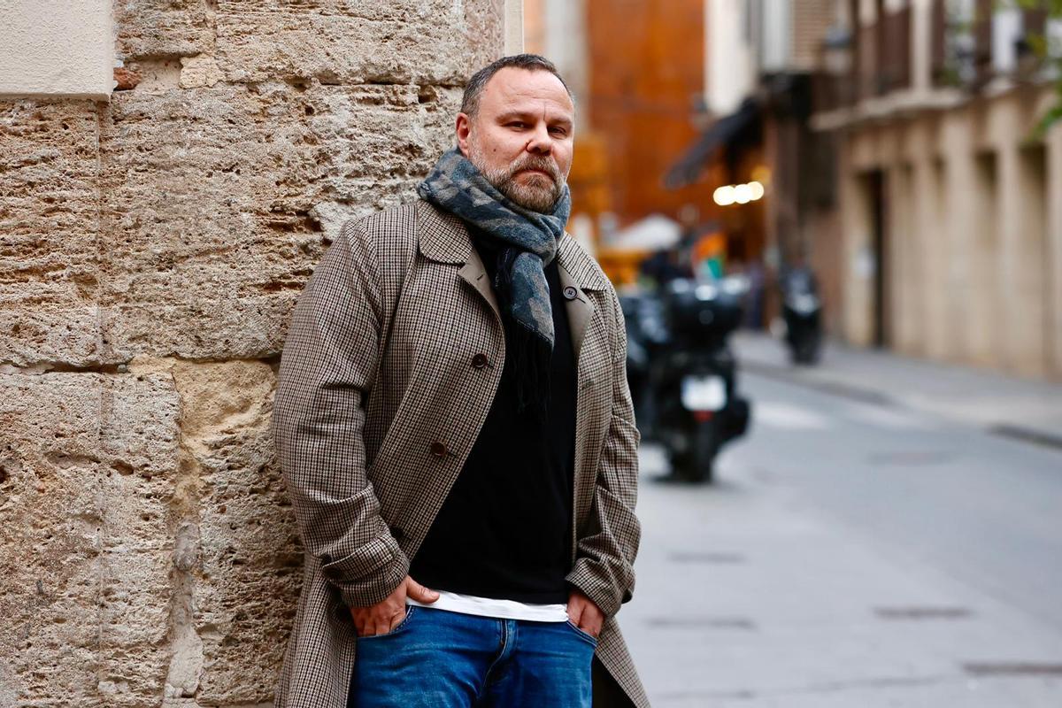 El escritor Pedro Torrijos: "Escribo para que la gente recuerde la fragilidad de la normalidad".