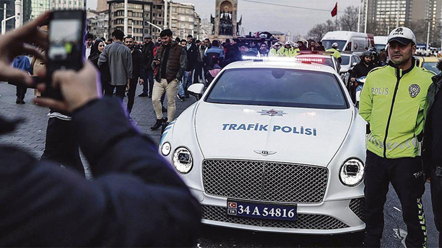 Crónica desde Estambul: Postureo policial con cochazos decomisados