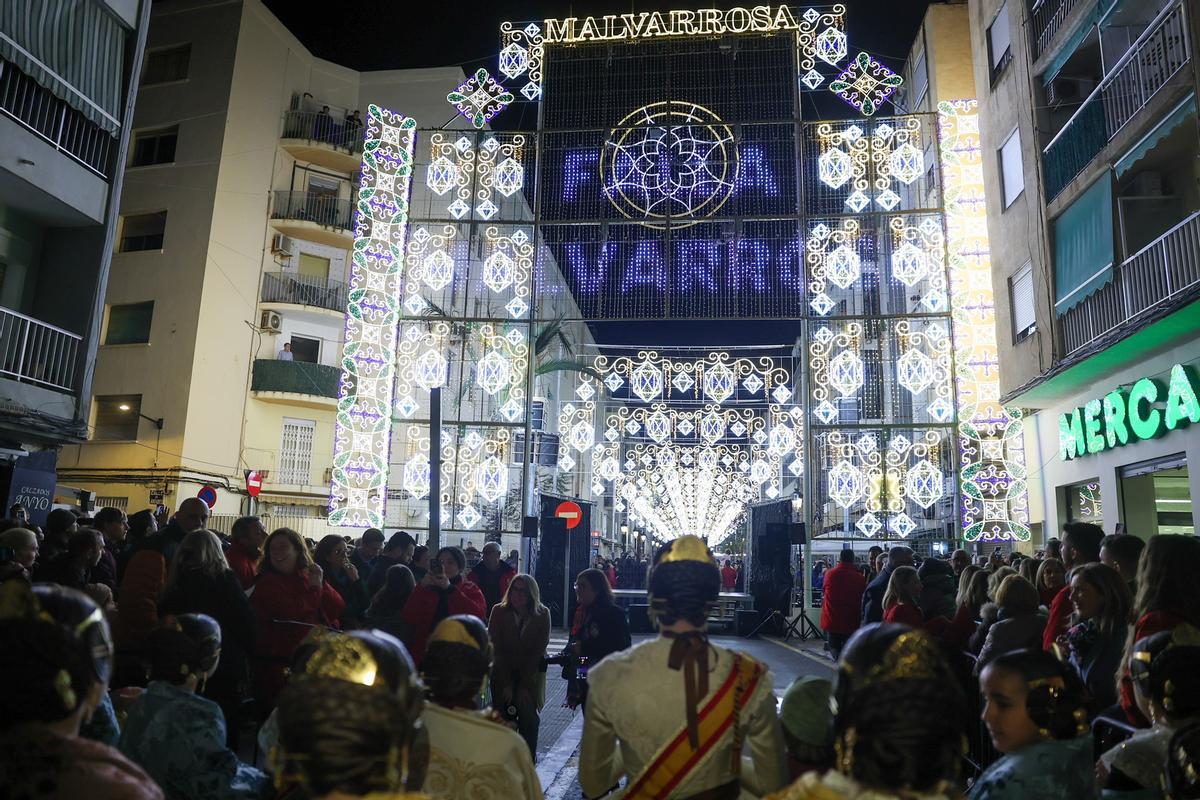 Malvarrosa celebra su tercer premio con la inauguración de sus luces