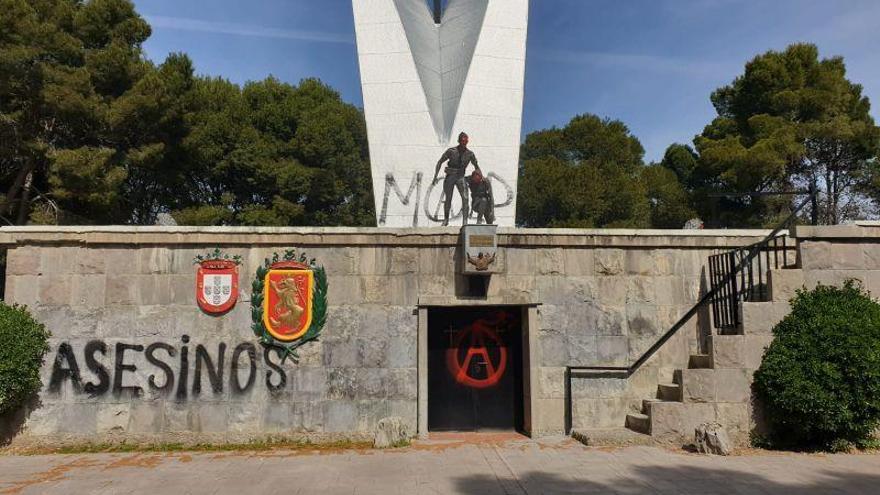 Pintadas en el monumento a la Legión de Zaragoza