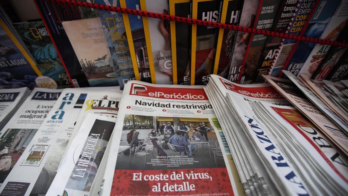 Un grupo de periódicos expuestos a la venta.