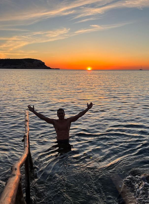 Alex González, en una puesta de sol en Sant Antoni.