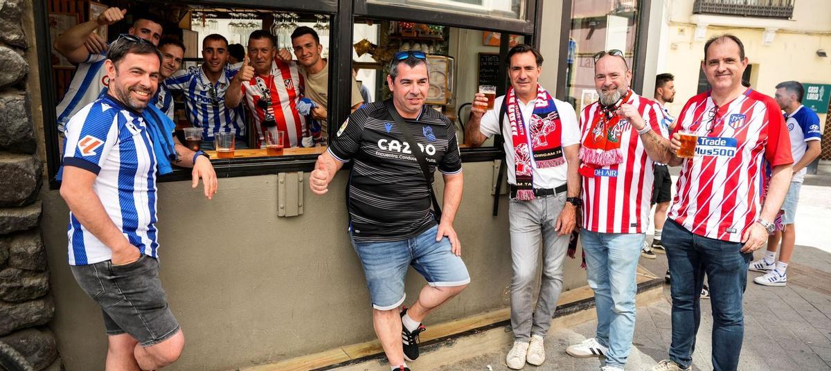 Las fotos del ambiente en Sevilla por la Copa del Rey con aficionados del Atlético y la Real Sociedad