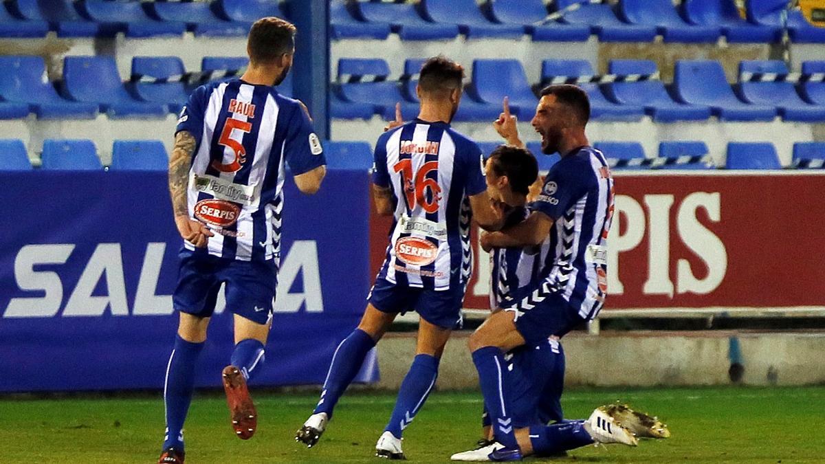 Los jugadores del Alcoyano celebran el 1-0 logrado por Pablo Carbonell en el minuto 39.