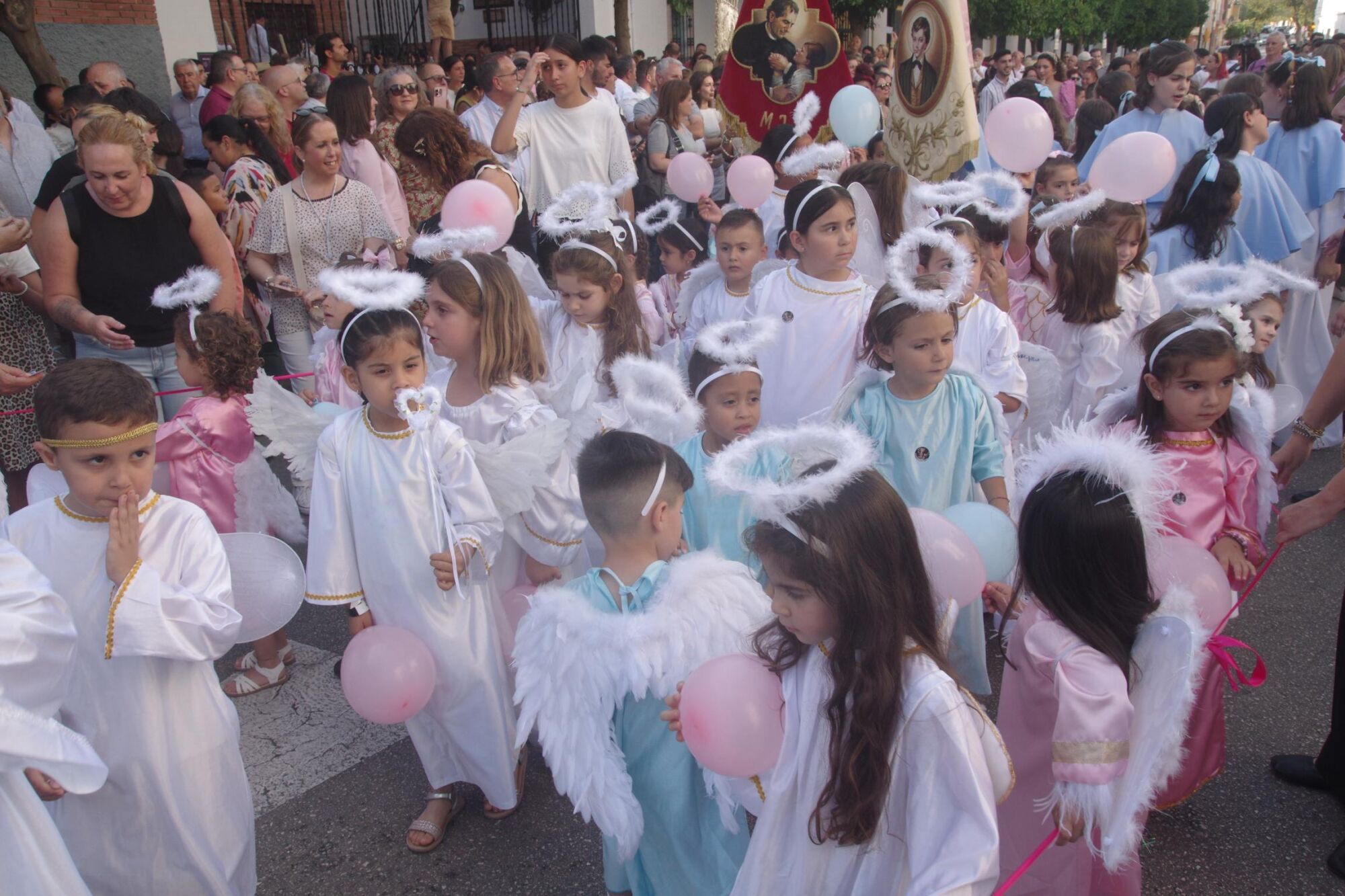 Salida procesional de María Auxiliadora por Capuchinos en 2025