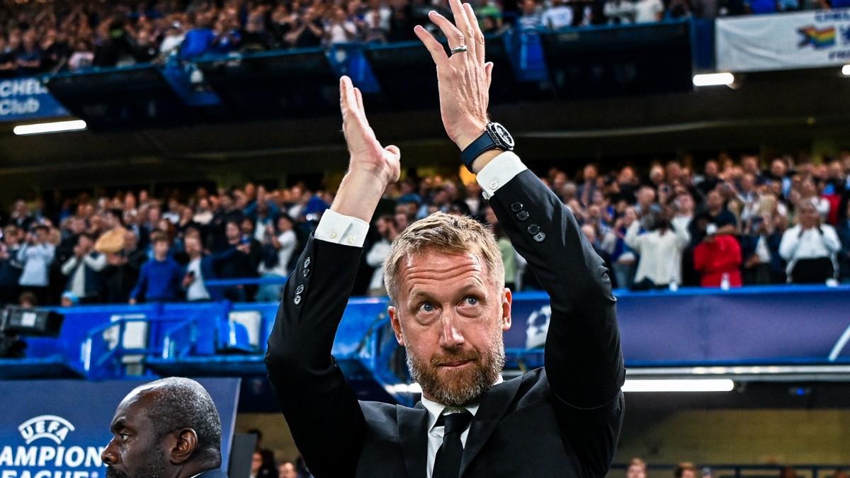Graham Potter saludando a su nueva afición en su debut en Stamford Bridge