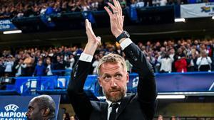 Graham Potter saludando a su nueva afición en su debut en Stamford Bridge