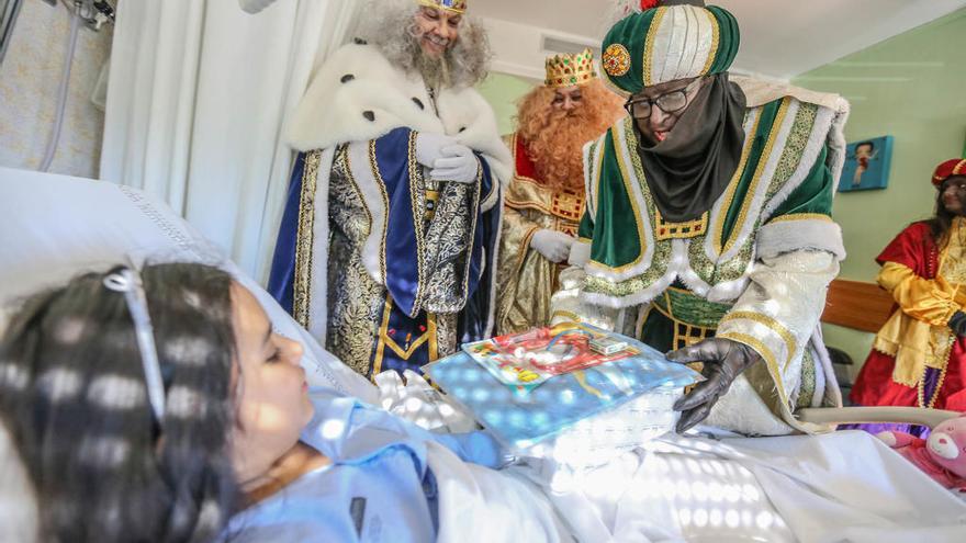 Los Reyes Magos visitan a los niños ingresados en el Hospital Vega Baja