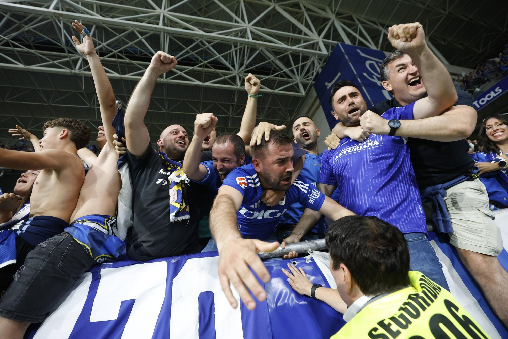 EN IMÁGENES: Así se vivió en el Carlos Tartiere la noche del ascenso del Oviedo a Primera División 24 años después