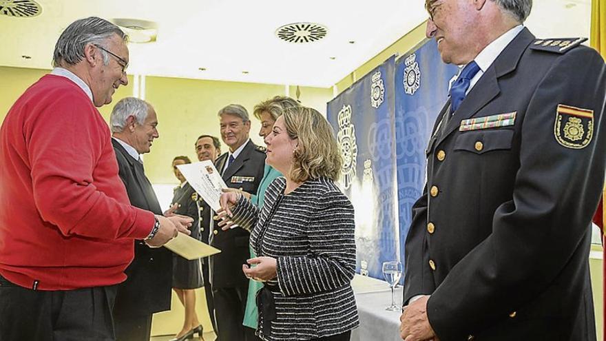 La Policía Nacional homenajea a los 24 agentes jubilados en 2015