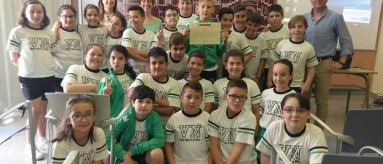 Los alumnos del colegio Virgen de las Nieves que han promovido la iniciativa junto a su profesor y la edil.