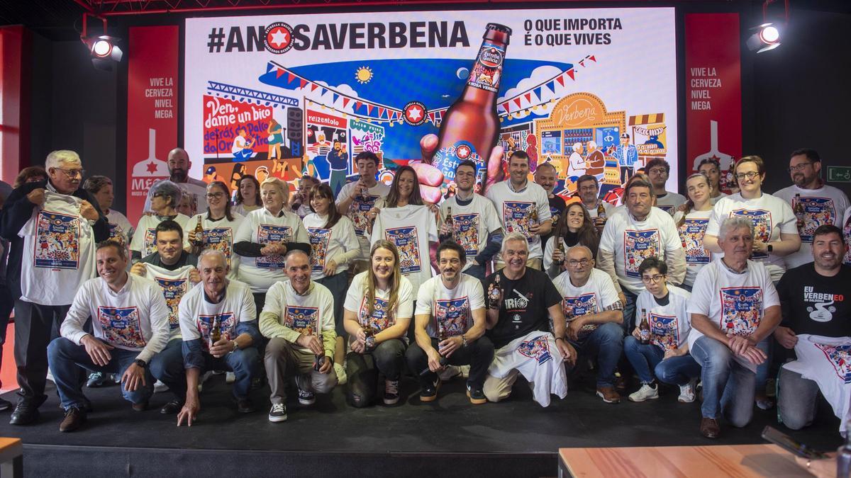 Miembros de las comisiones de las fiestas recuperadas por ‘A Nosa Verbena’, ayer, en MEGA.