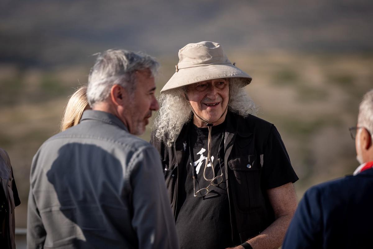 Brian May conversando con el presidente Azcón, antes del eclipse en Javalambre.