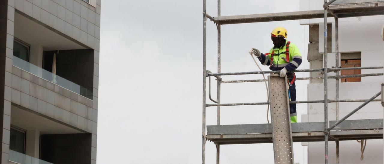 Un trabajador de la construcción en el andamio de una obra en Ibiza.