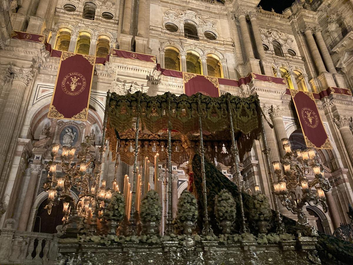 Gracia y Esperanza a su paso por la Plaza del Obispo