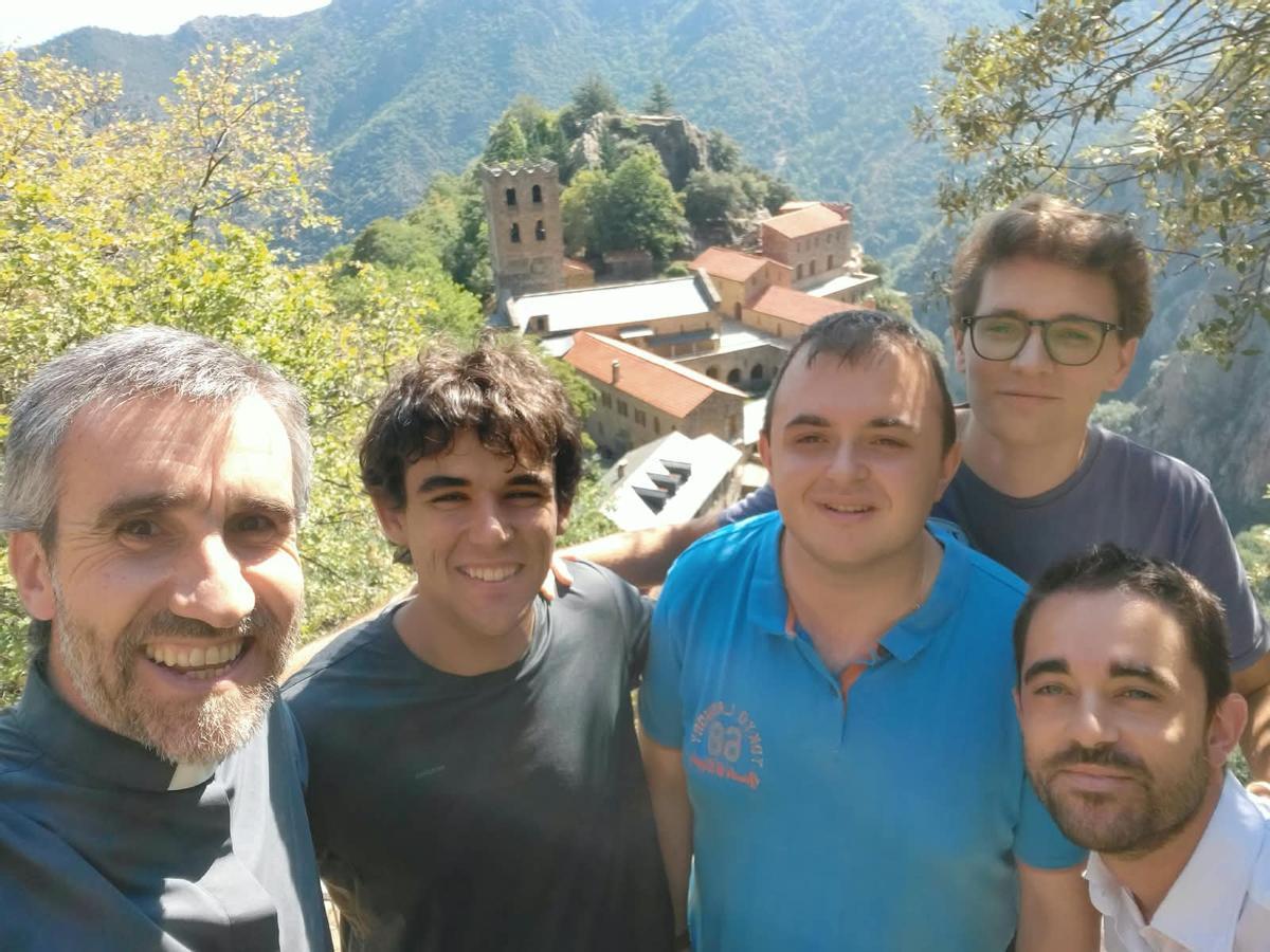 Els participants en la trobada al monestir de Sant Martí