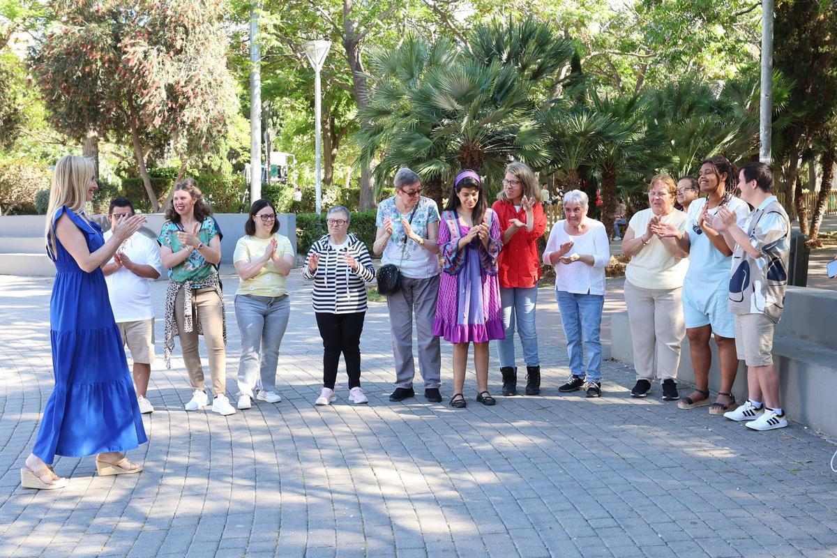 Usuarios de Addif enseñan una masterclass de modelaje a compañeras de la Aula de Terapia de Sant Antoni.