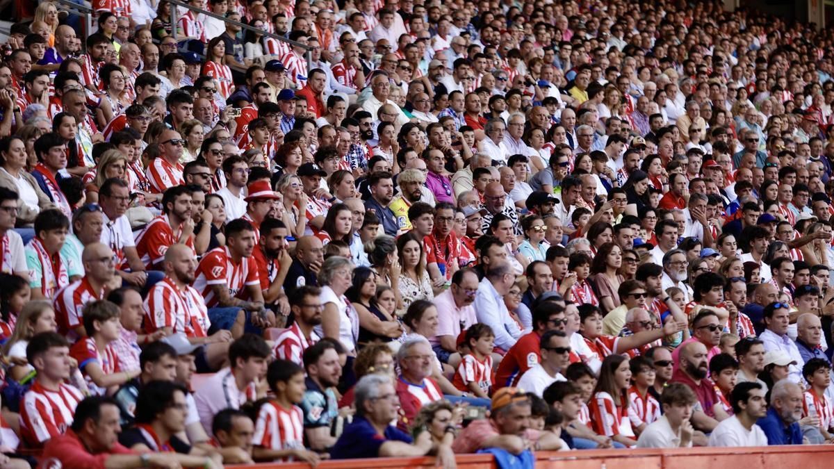 Aficionados en la Tribunona, durante el Sporting-Levante en una imagen de archivo