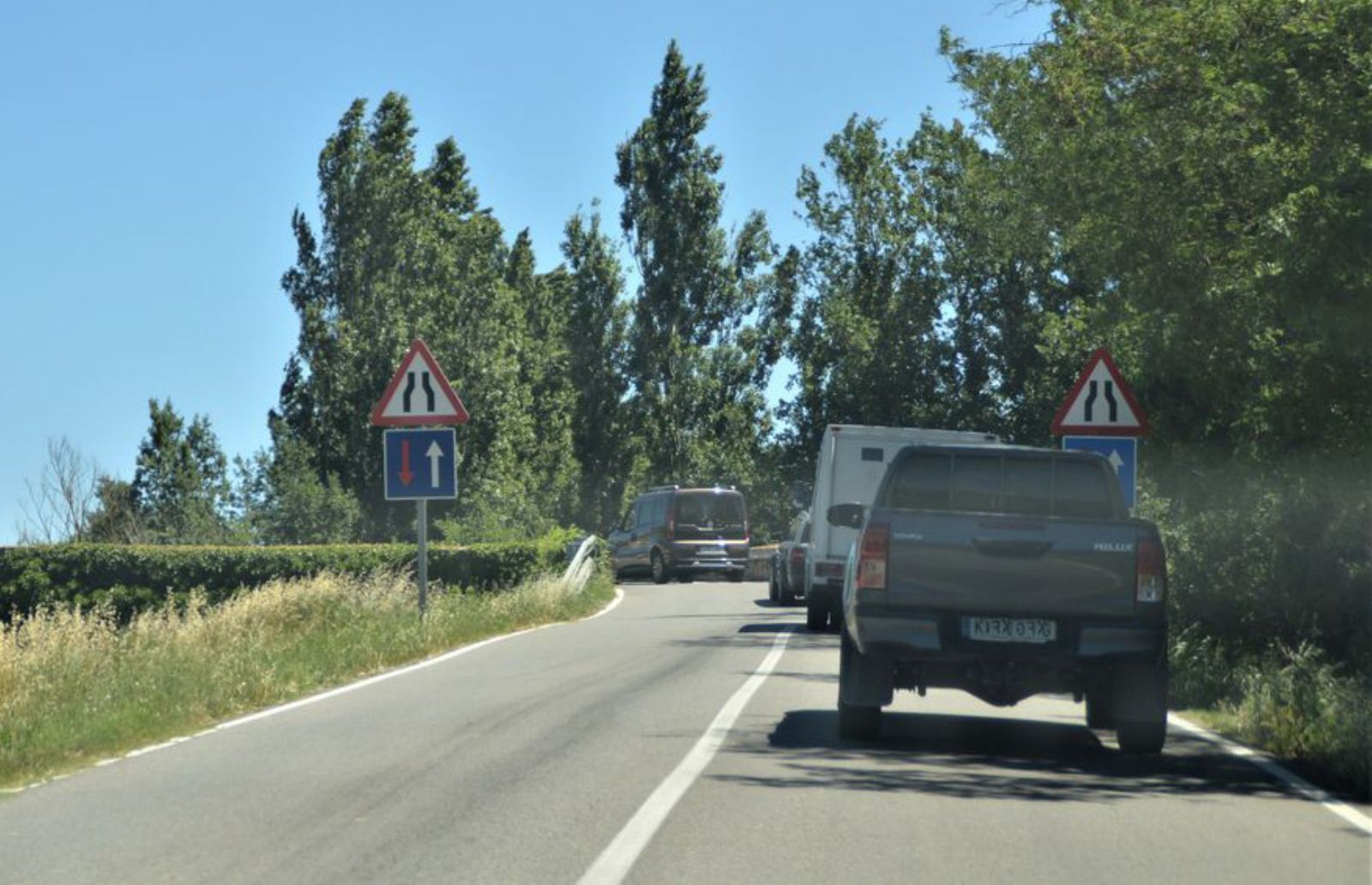 Vehicles passant pel pont de Vilanova