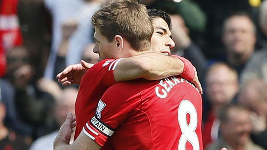 Steven Gerrard y Luis Suarez se abrazan