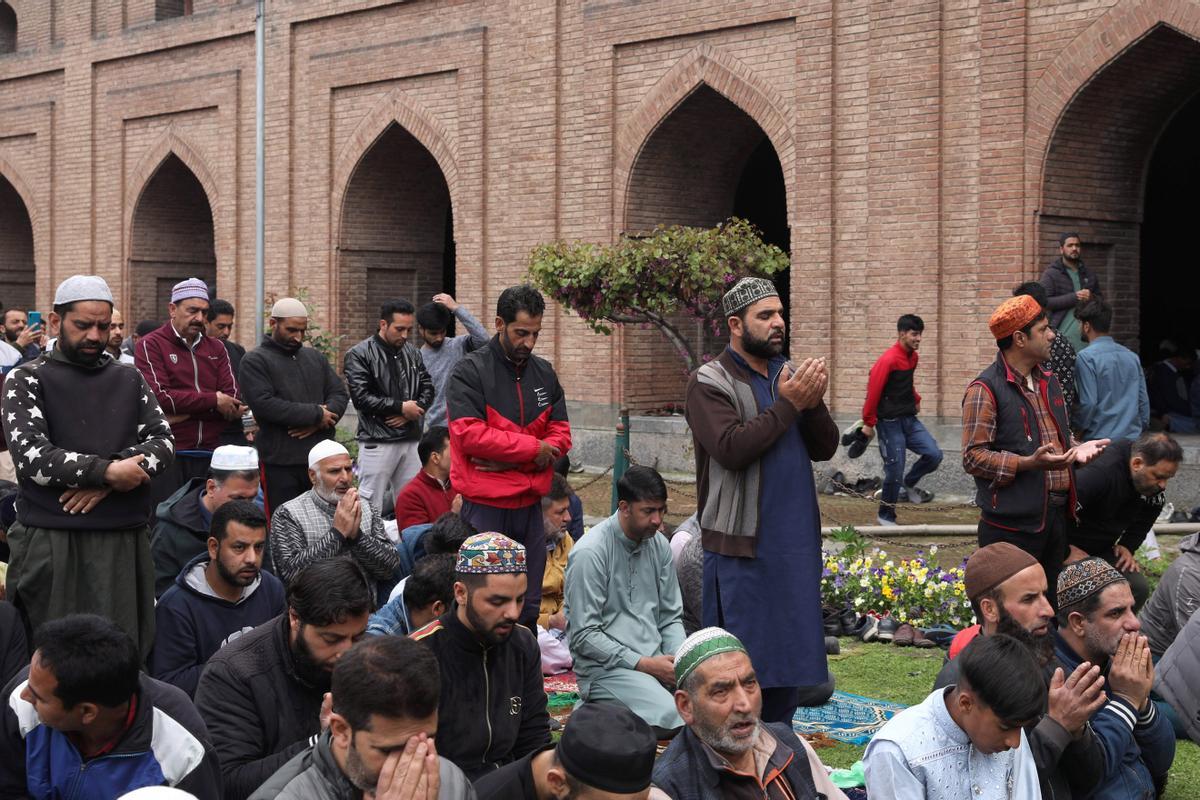 Los musulmanes celebran el fin del Ramadán. Fiesta del Eid al-Fitr en Srinagar, India.