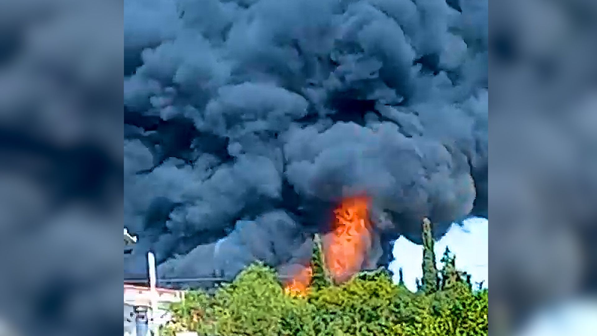 Un enorme incendio destruye una docena de camiones en el Polígono de Son Castelló