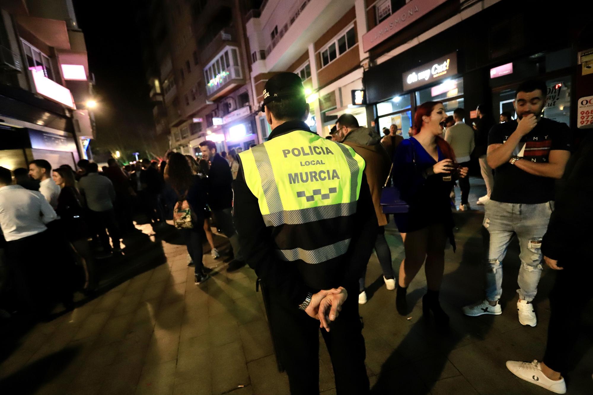La gente abarrota las calles de Murcia con 'el tardeo' de Nochebuena