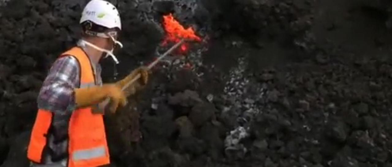 Recogida de lava del volcán de La Palma