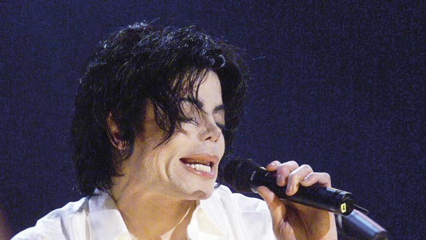 Michael Jackson, durante una actuación, en 2001.