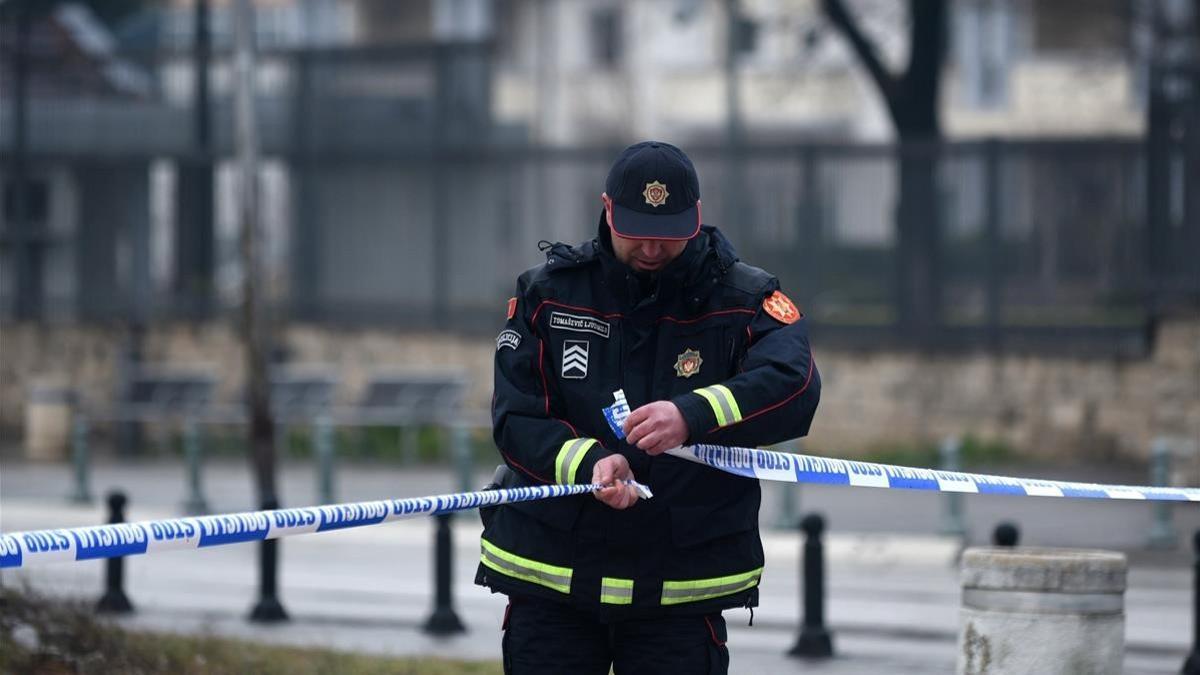 Control policial ante la embajada de EEUU en Podgorica (Montenegro) tras el atentado