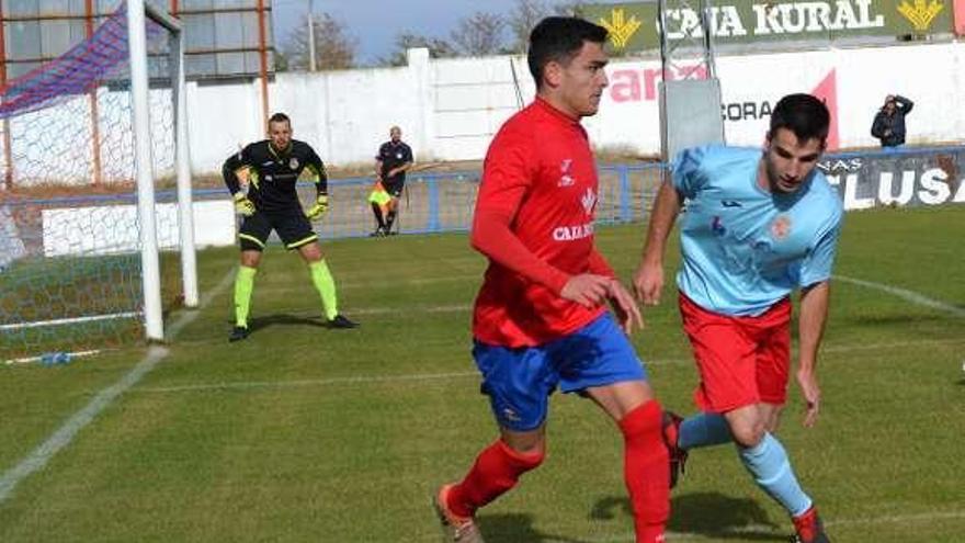 Un jugador del Benavente sale con el balón jugado .