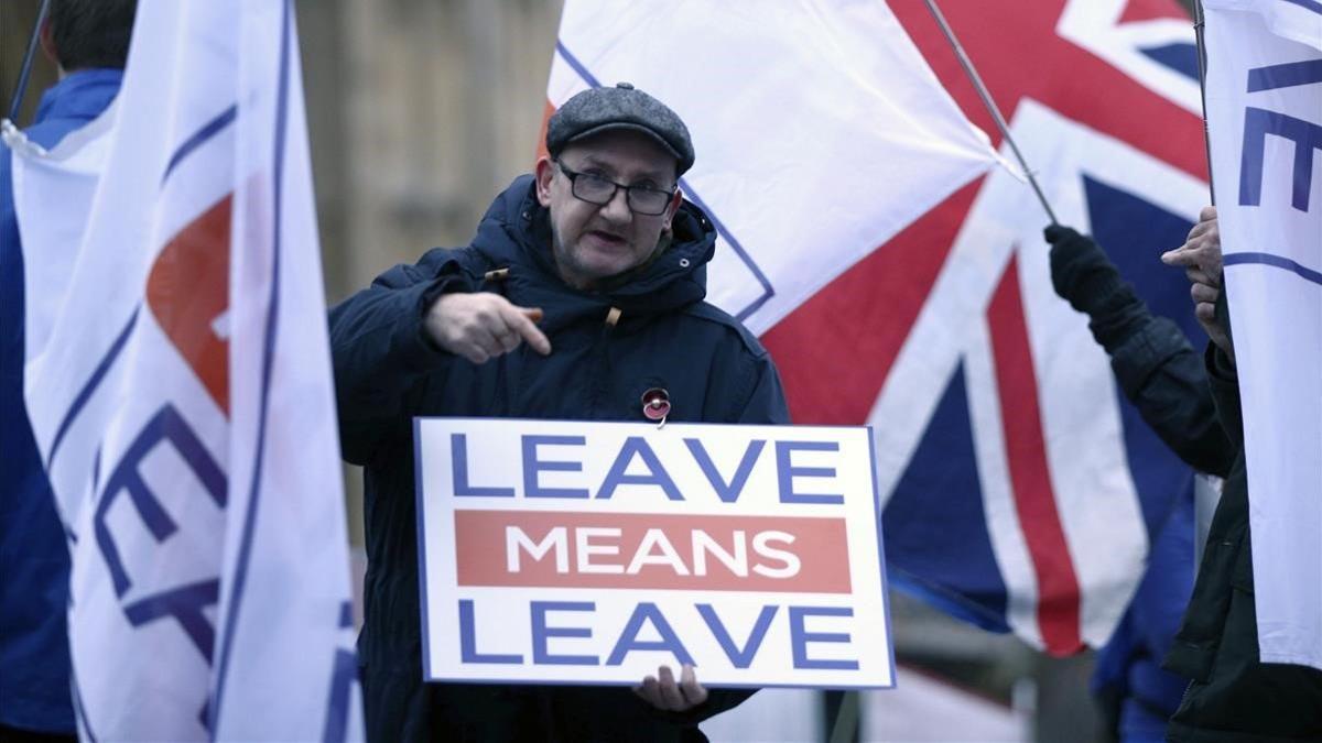 Manifestantes pro-Brexit ondean banderas y carteles junto a los manifestantes anti-Brexit en el exterior del Parlamento en Londres. El Parlamento se debe pronunciar sobre el plan de la Primer Ministro Theresa May.