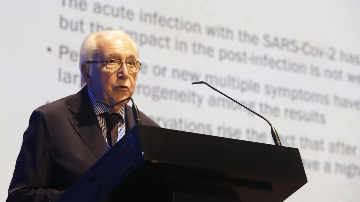 El investigador Josep Redón, ofreciendo los resultados sobre el impacto de la covid persistente en el sistema sanitario.