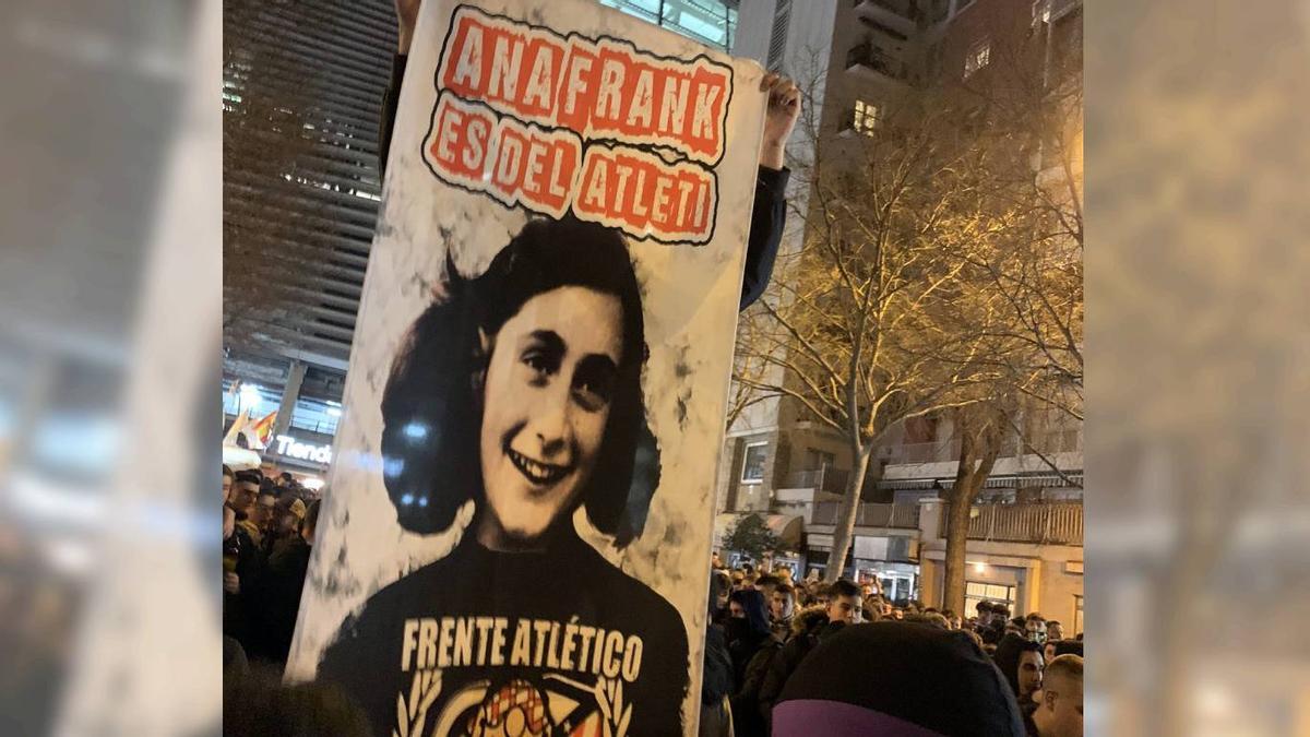 La pancarta con la imagen de Ana Frank, víctima de los nazis, y la alusión al Atlético de Madrid.