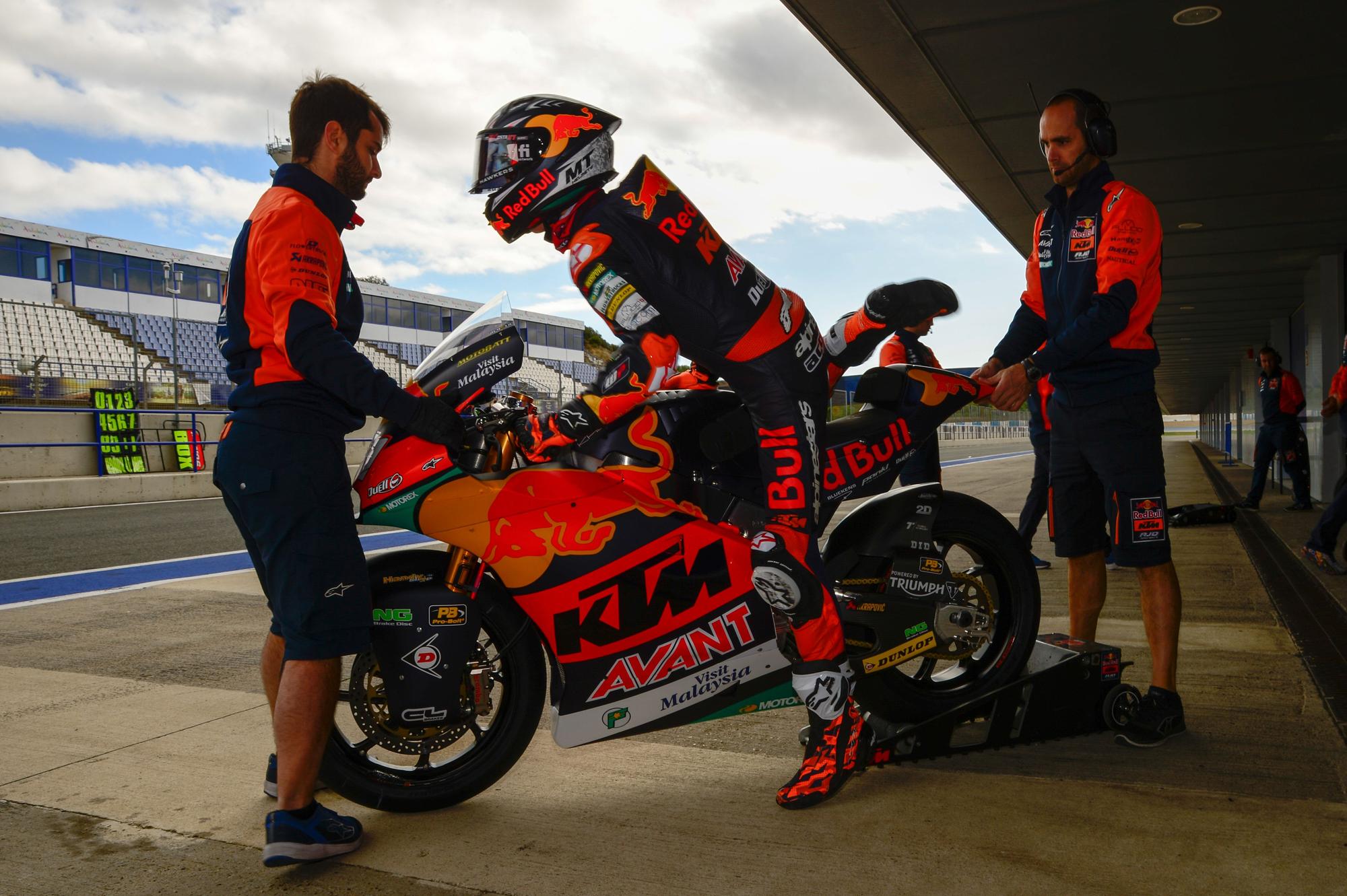 Pedro Acosta, en su segundo día de entrenamientos en Jerez con la Moto2