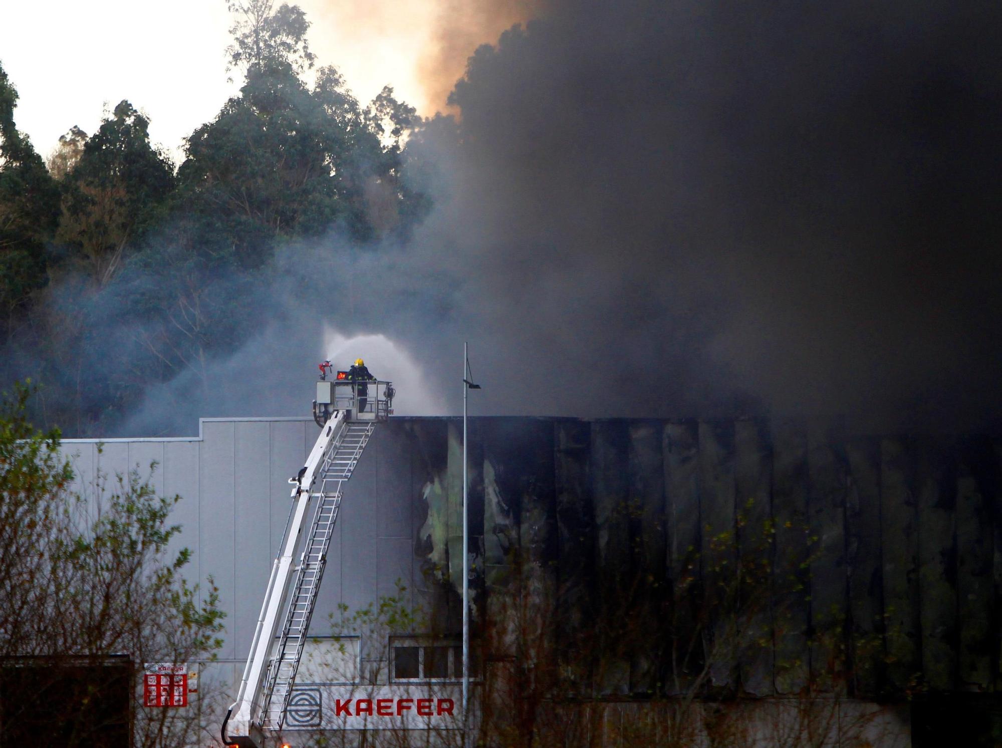 Un incendio destruye una nave de reciclaje en Cabanas