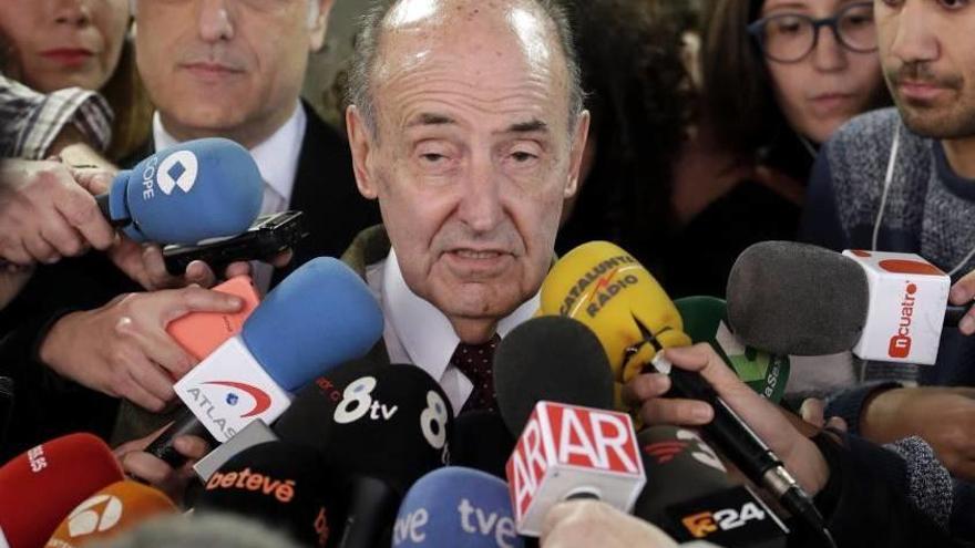 Miquel Roca, abogado de la infanta, ayer atendiendo a los medios de comunicación.