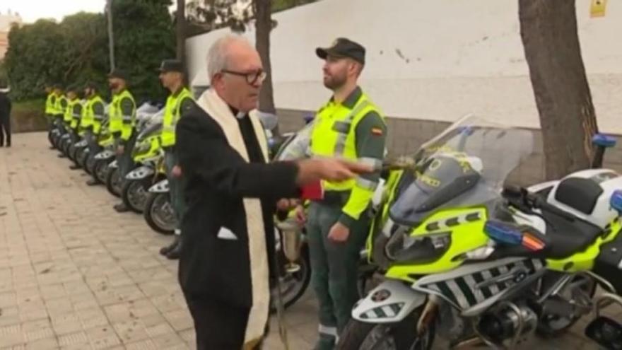 La Guardia Civil recurre al agua bendita para proteger sus motos nuevas