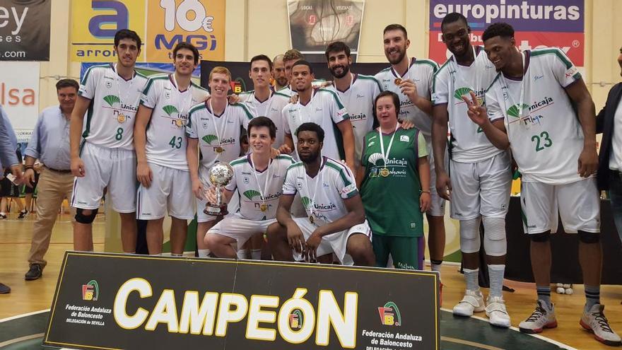 El Unicaja posa con la Copa de Andalucía