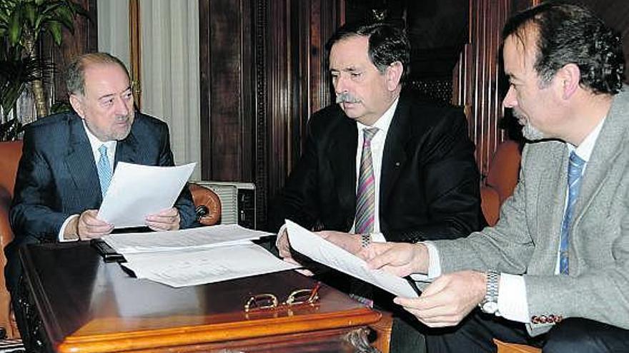 Gabino de Lorenzo, Rufino Sarmiento y José Luis González, de izquierda a derecha, durante la reunión que mantuvieron ayer en el Ayuntamiento de Oviedo.