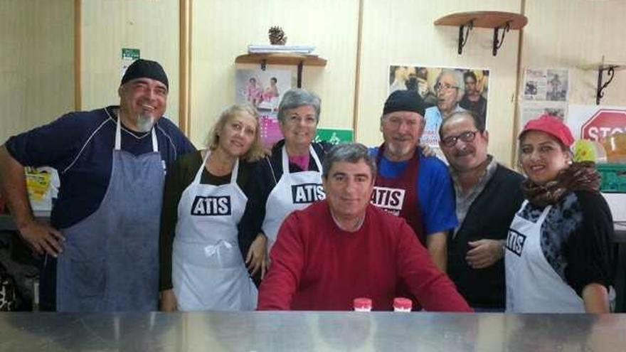 Un grupo de voluntarios de este comedor solidario de Vélez.