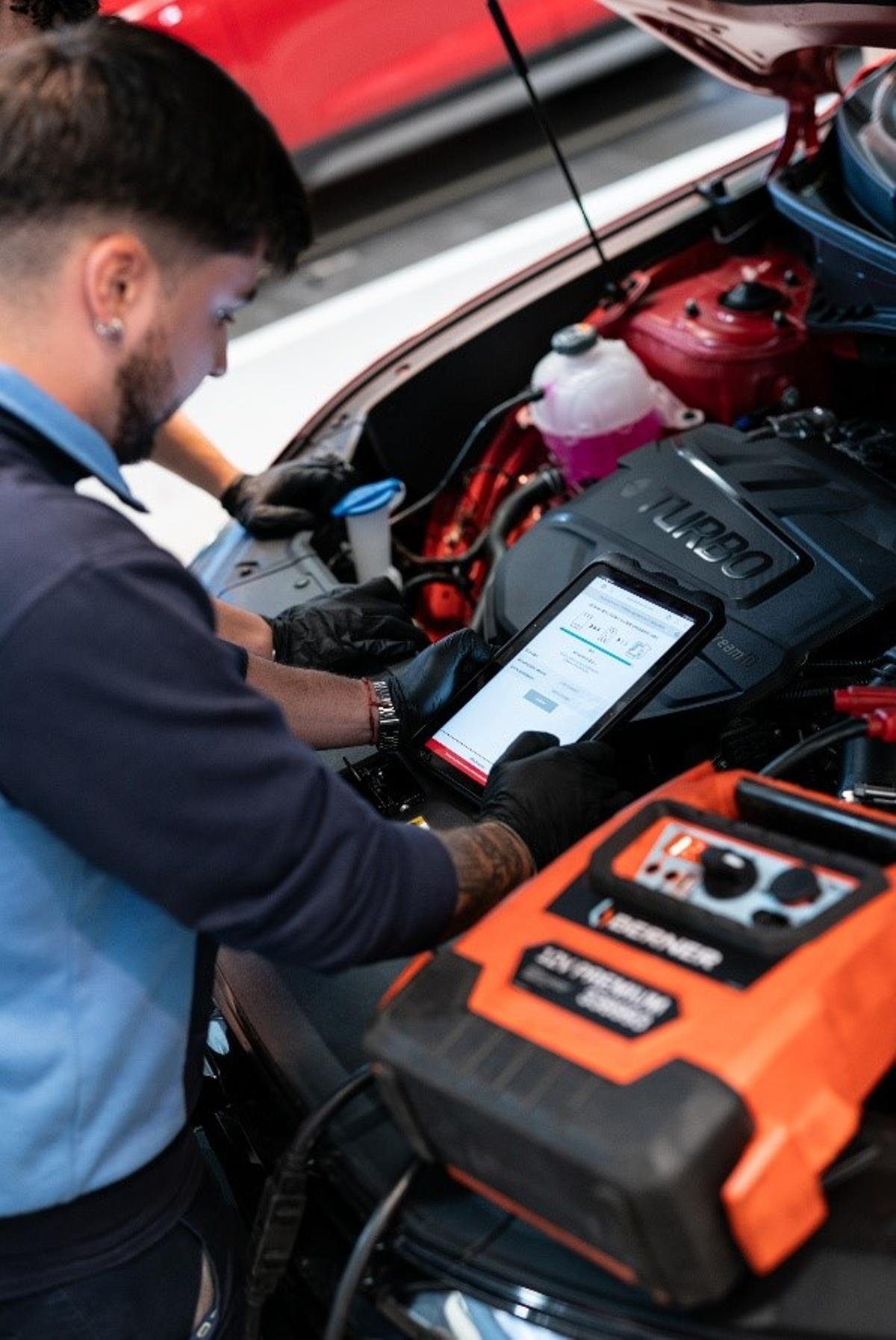 Trabajador del servicio de posventa y accesorios de Hyundai Autiber Motor.