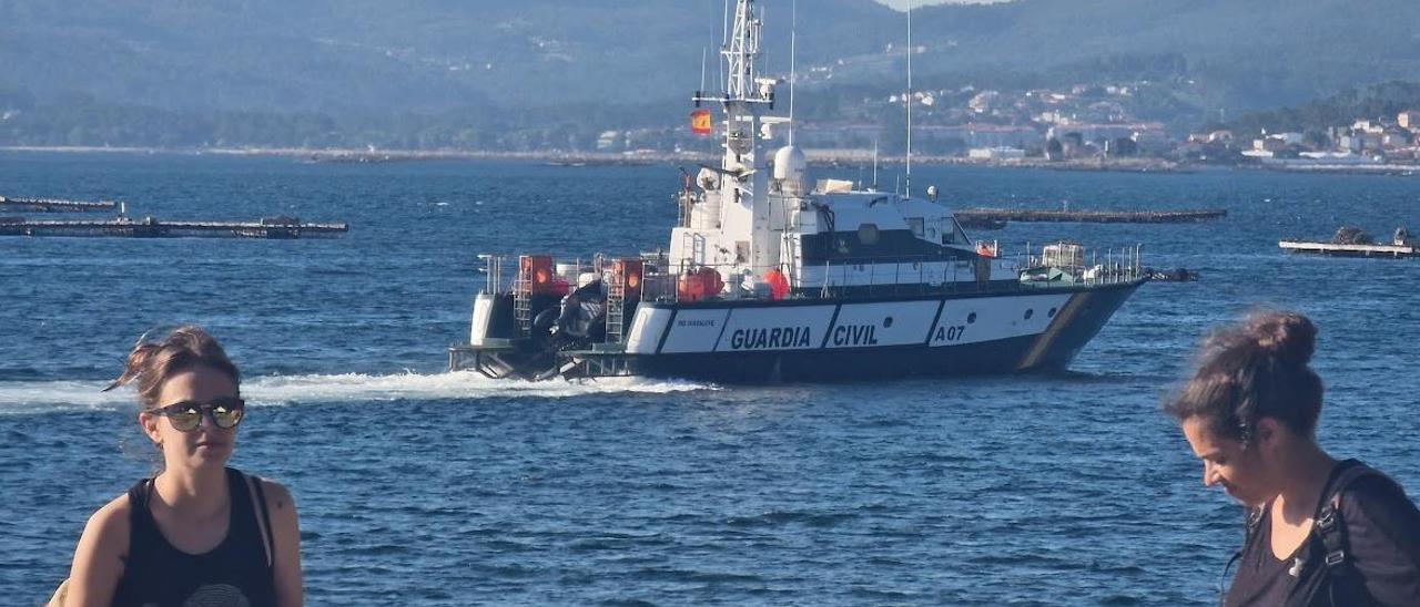 La Guardia Civil del Mar patrullando la costa arousana.